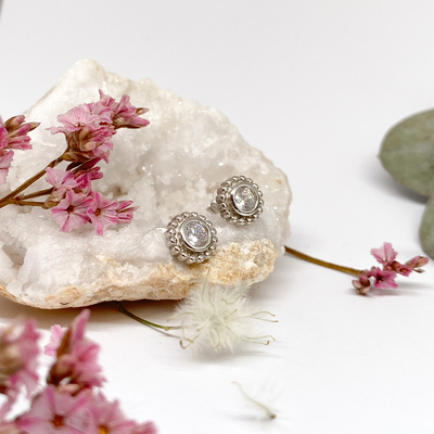 Stříbrné náušnice se zirkonem a kuličkami Stříbrné náušnice se zirkonem a kuličkami