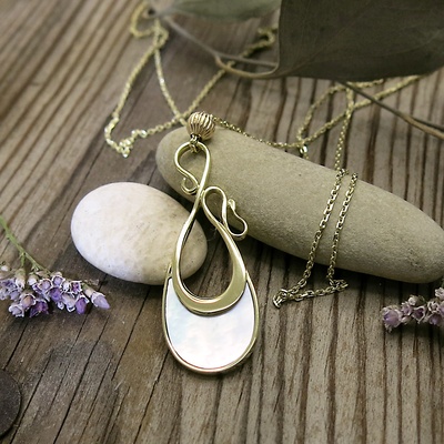 Náhrdelník ~ žluté zlato s perletí Náhrdelník ~ žluté zlato s perletí