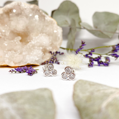 Stříbrné náušnice - trojlístky se zirkony Stříbrné náušnice - trojlístky se zirkony