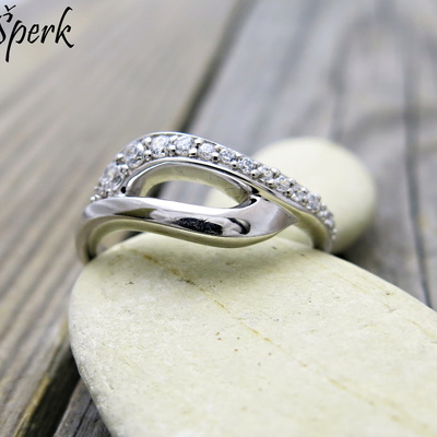 Stříbrný prsten se zirkony 