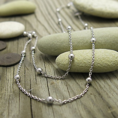 Dlouhý stříbrný náhrdelník s jemnými kuličkami