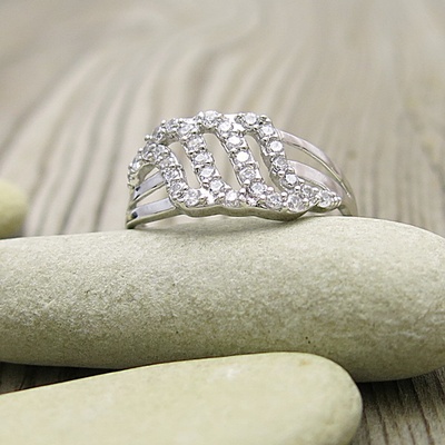 Elegantní prsten se zirkony