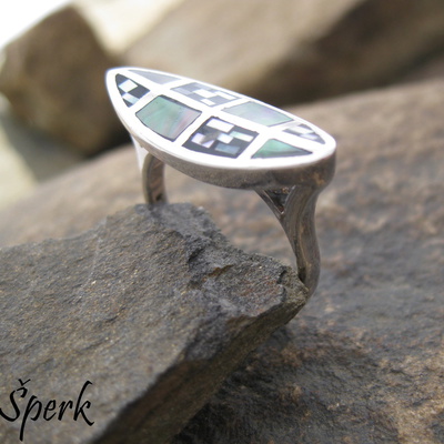 Perleťový prsten se stříbrem: ovál s čtverečky