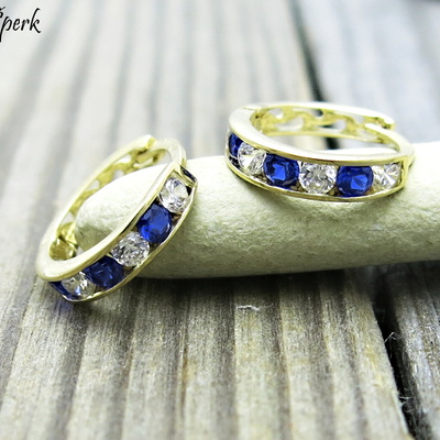 Zlaté náušnice kruhy, žluté zlato s čirými a modrými zirkony