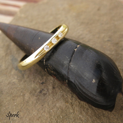 Zlatý prsten s brilianty