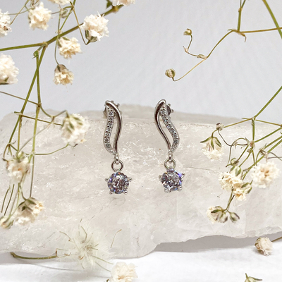 Stříbrné náušnice na šroubek - visací se zirkony Stříbrné náušnice na šroubek - visací se zirkony