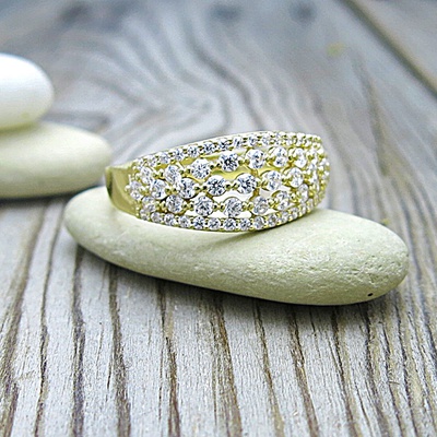 Výrazný zlatý prsten posetý zirkony