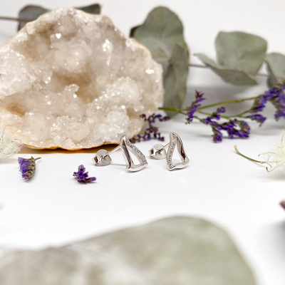 Stříbrné asymetrické náušnice se zirkony Stříbrné asymetrické náušnice se zirkony