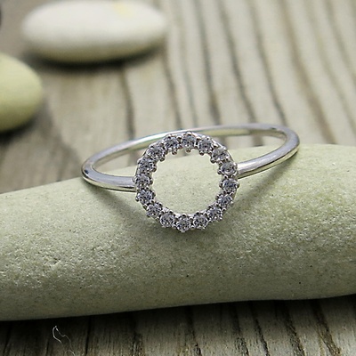 Kruh ~ prsten bílé zlato se zirkony