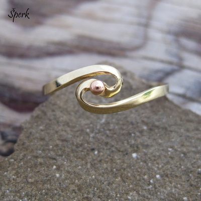 Vlnkový zlatý prsten s kuličkou