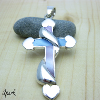Stříbrný přívěsek: kříž z perleti