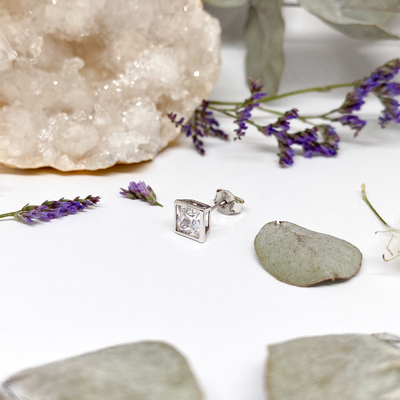 Stříbrná náušnice se zirkonem Stříbrná náušnice se zirkonem