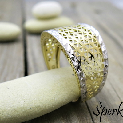 „Pletený“ prsten ze žlutého a bílého zlata: trojúhelníčky a rytá dekorace
