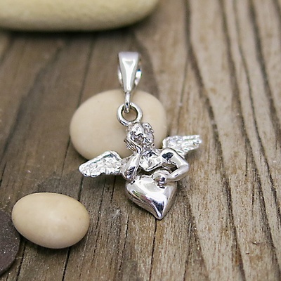 Přívěsek srdce s andělem ~ bílé zlato