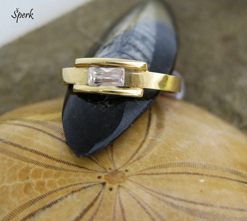 Zlatý prsten s obdélníkovým zirkonem 1