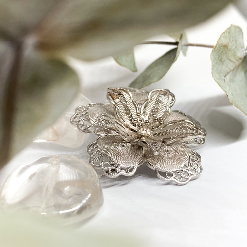 Stříbrná brož - květina 1