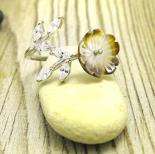 Prsten ze stříbrta s floráním motivem – krásná kytička z perleti a zirkonů. Perleť, zirkony a tvar květiny dělají stříbrný prsten velmi zajímavý.