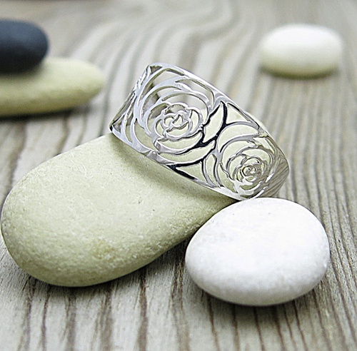 Prsten z bílého zlata s motivem růží. Tři růže prsten bílé zlato dělají velmi zajímavým šperkem.