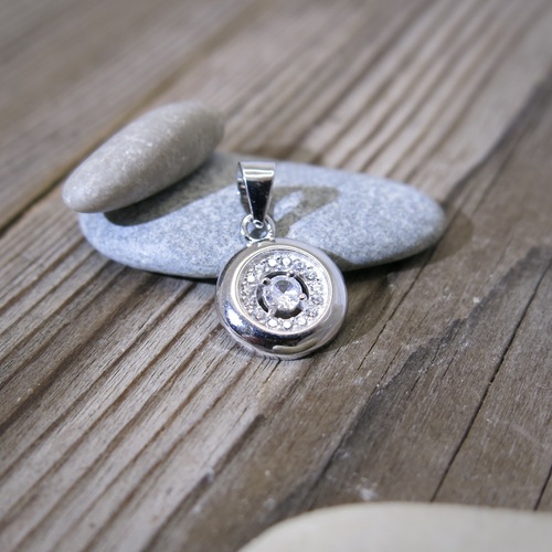 Stříbrný kruhový přívěs se zirkony 1
