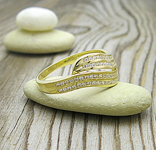 Masivní zlatý prsten se zirkony a s tvarem vlnky Masivní zlatý prsten se zirkony a s tvarem vlnky 1