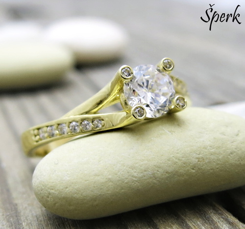 Zajímavý a krásný prsten ~ čiré zirkony a žluté zlato 1