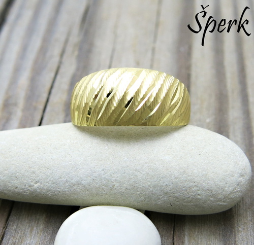 Výrazný zlatý prsten – rýhované žluté zlato 1