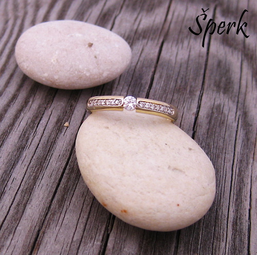 Prsten ze žlutého zlata ~ bohatě posázený čirými zirkony 1