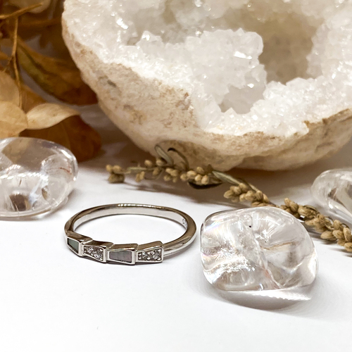 Stříbrný prsten se zirkony a perletí 1