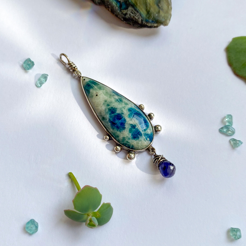 Přívěs ~ Zelený Sodalit + Afganit UV s kapkou Safíru Přívěs ~ Zelený Sodalit + Afganit UV s kapkou Safíru 1