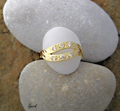 Prsten ze žlutého zlata ~ ozdoben čirými zirkony 1