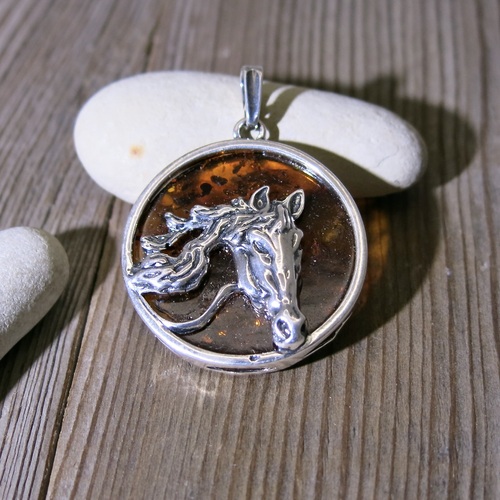 Přívěs s jantarem a koněm ~ stříbro  1