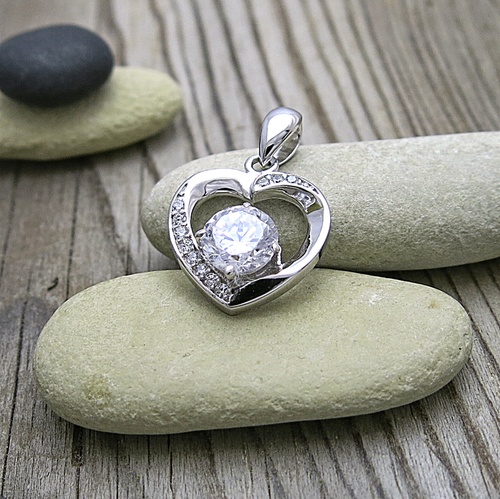Elegantní přívěsek srdce se zirkony Elegantní přívěsek srdce se zirkony 1