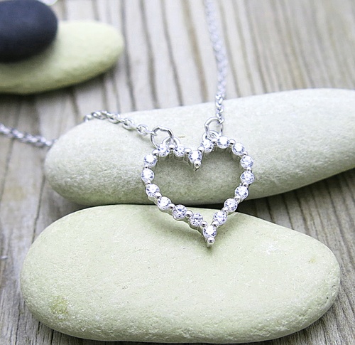 Zirkony ve tvaru srdce ~ stříbrný náhrdelník 1