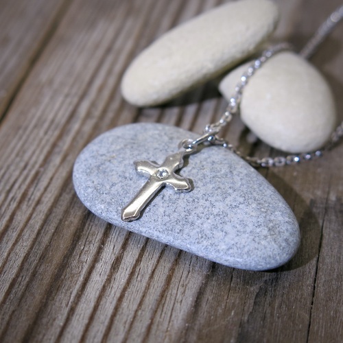 Stříbrný přívěs křížek se zirkonem 1