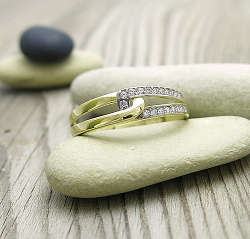 Prsten ~ žluté zlato se zirkony 1