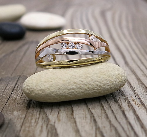 Tříbarevný zlatý prsten se zirkony 1