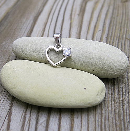 Jemný stříbrný přívěsek ~ srdce 1