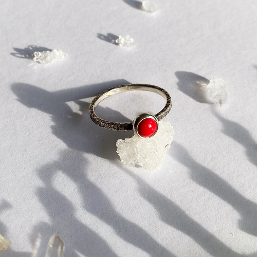 Stříbrný tepaný prsten ~ červený korál 1