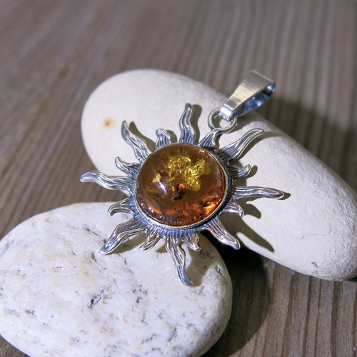 Stříbrný přívěs ~ slunce s jantarem Stříbrný přívěs ~ slunce s jantarem 1
