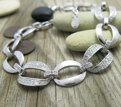 Výrazný stříbrný náramek se zirkony Výrazný stříbrný náramek se zirkony 1