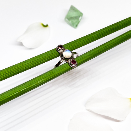 Měsíční kámen s turmalínem  ~ stříbrný prsten Měsíční kámen s turmalínem  ~ stříbrný prsten 1