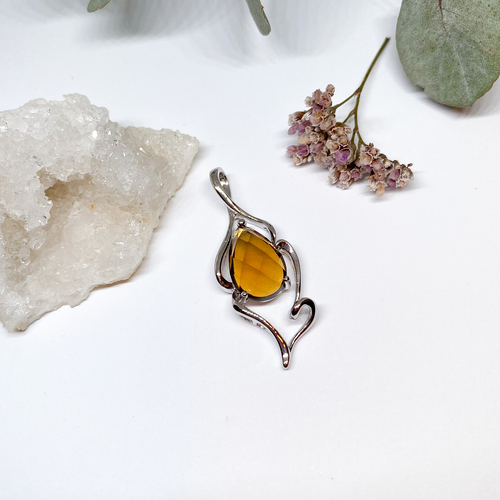 Stříbrný přívěs s topazem 1