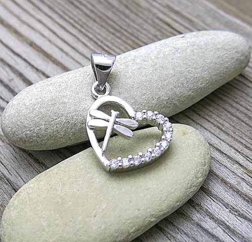 Vážka v srdci ~ stříbrný přívěsek se zirkony 1