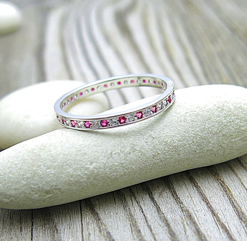 Prsten z bílého zlata se zirkony – bílá a červená 1
