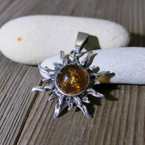 Stříbrný přívěs ~ slunce s jantarem Stříbrný přívěs ~ slunce s jantarem 1