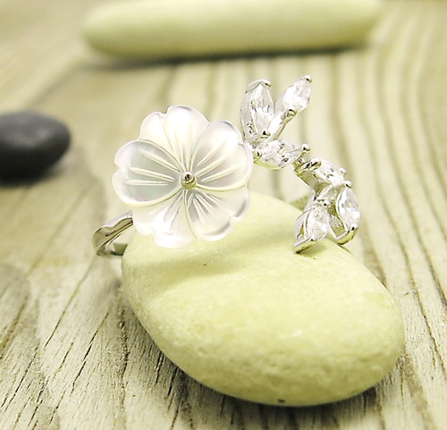 Stříbrný prsten s kytičkou z perleti a zirkonů. Prsten ze stříbra s florálním motivem je velni něžný a originální.