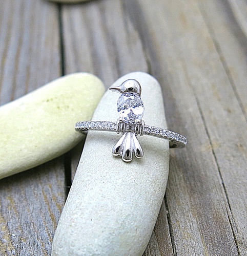 Stříbrný prsten s ptáčkem. Prstýnek s velkým zirkonem ve tvaru ptáčka.