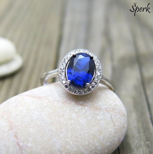 Modré prsteny odkazují k princezně Dianě i Kate a pro každou novou slečnu mají vlastní kouzlo i symboliku.