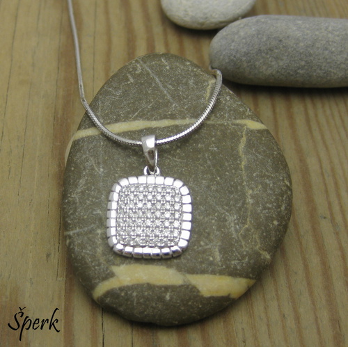 Stříbrný náhrdelník: přívěsek čtverec se zirkony a řetízek 1