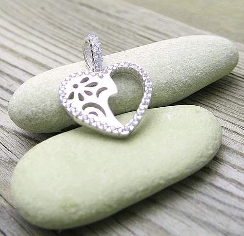 Zirkony ~ stříbrný přívěsek srdce 1